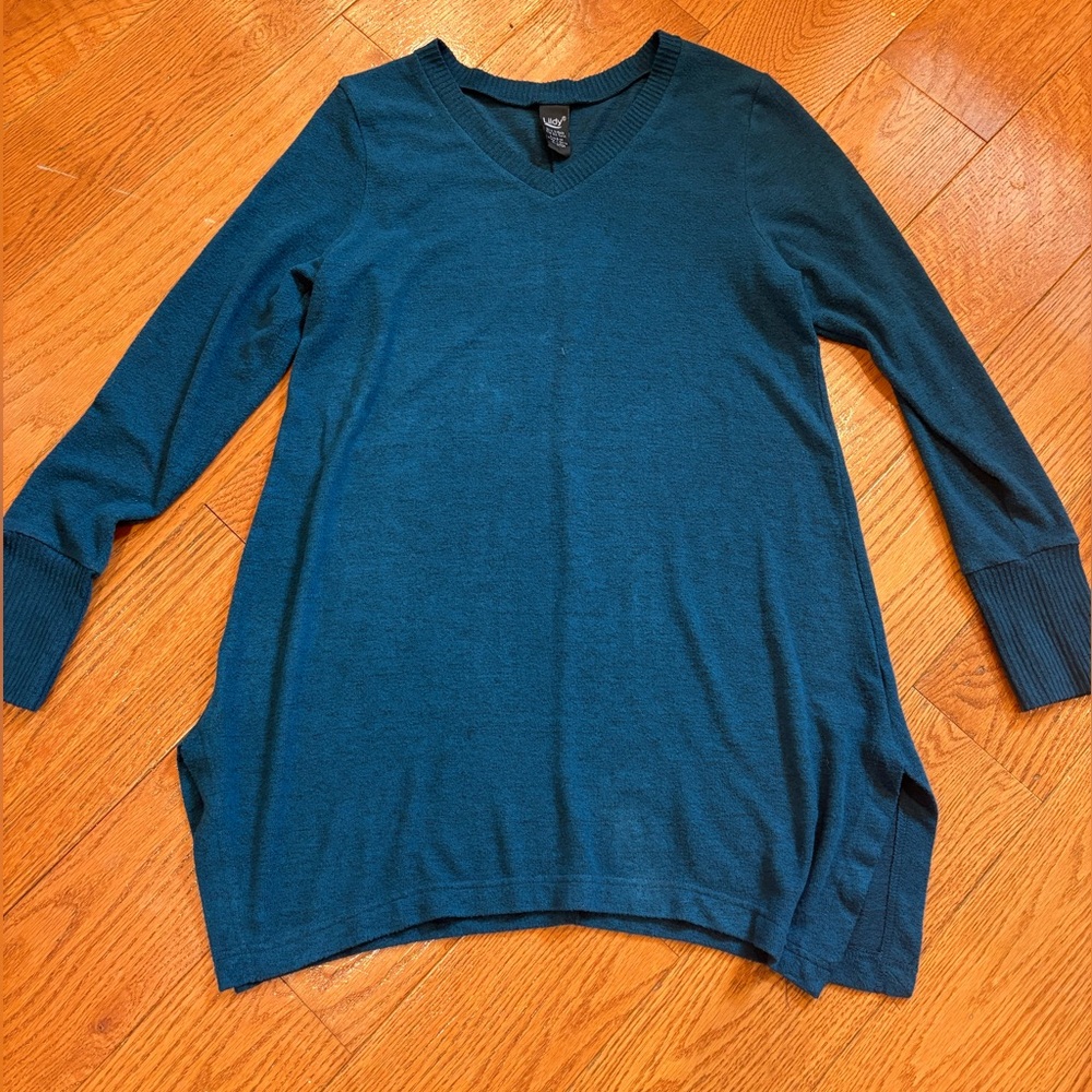 Lildy solid v neck side slit tunic